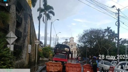 Autoridades cierran calle en San Cristóbal por riesgo de deslizamiento