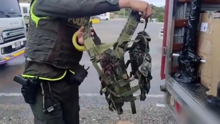 Camión transportaba 50 chalecos de uso militar sin documentación en la autopista Medellín–Bogotá Camión transportaba 50 chalecos de uso militar sin documentación en la autopista Medellín–Bogotá