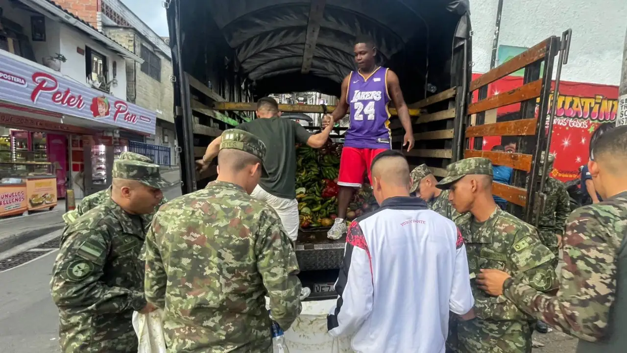Ejército entregó toneladas de alimentos a familias afectadas por deslizamiento en Villatina Ejército entregó toneladas de alimentos a familias afectadas por deslizamiento en Villatina