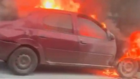 ¡Qué pesar! Fuego consumió vehículo en Medellín y generó congestión vehicular