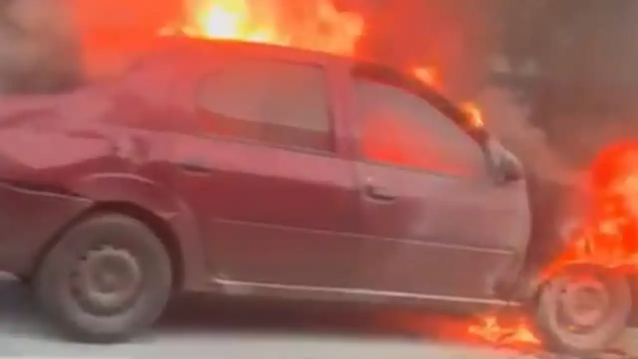 ¡Qué pesar! Fuego consumió vehículo en Medellín y generó congestión vehicular