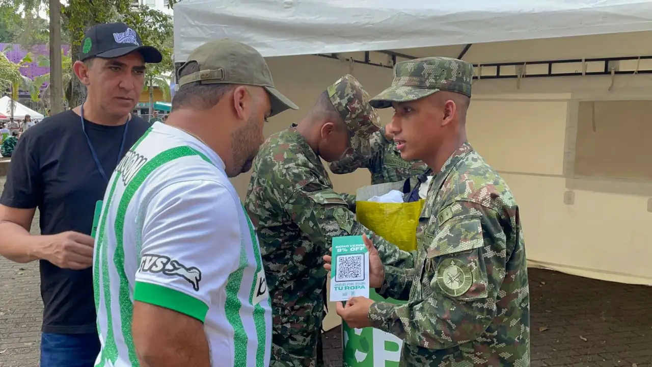 ¡Maravilloso! Hinchas de Nacional donaron mucha ropa con apoyo del Ejército en el Atanasio