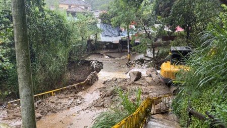 La Alcaldía responde a la emergencia en la quebrada La Aguadita en Enciso-puente provisional