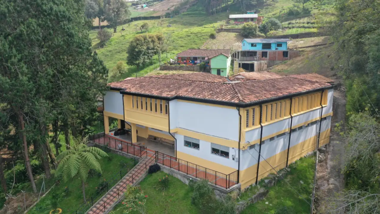 Más de 13.000 estudiantes en San Cristóbal ya cuentan con espacios educativos renovados