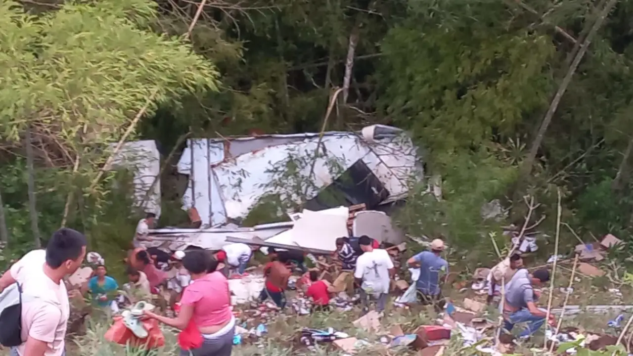 Saquearon camión que se volcó en el Suroeste de Antioquia