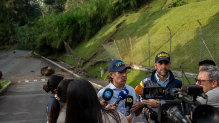 Tras la emergencia en la Loma de Los Balsos, los trabajos de limpieza continúan sin pausa