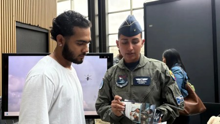 Estudiantes universitarios descubren oportunidades en la Fuerza Aeroespacial Colombiana