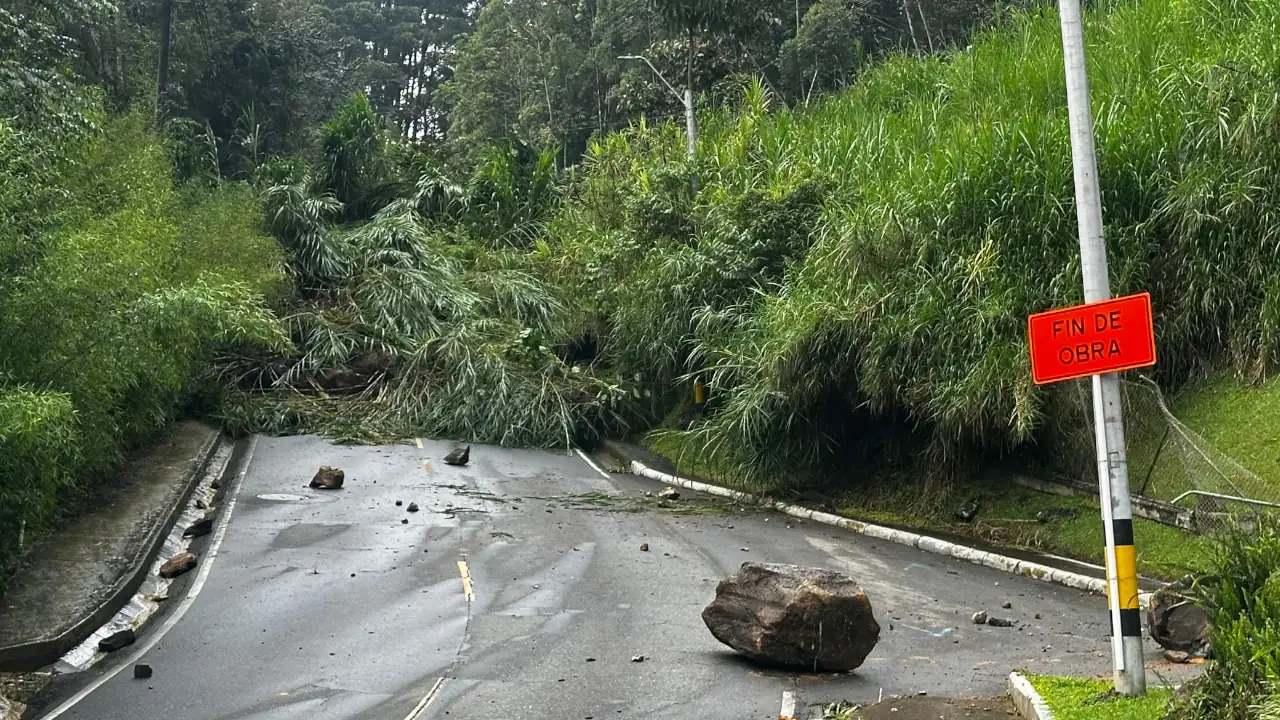 Alcaldía de Medellín anuncia restricciones tras deslizamiento en la Loma de los Balsos 2 Alcaldía de Medellín anuncia restricciones tras deslizamiento en la Loma de los Balsos