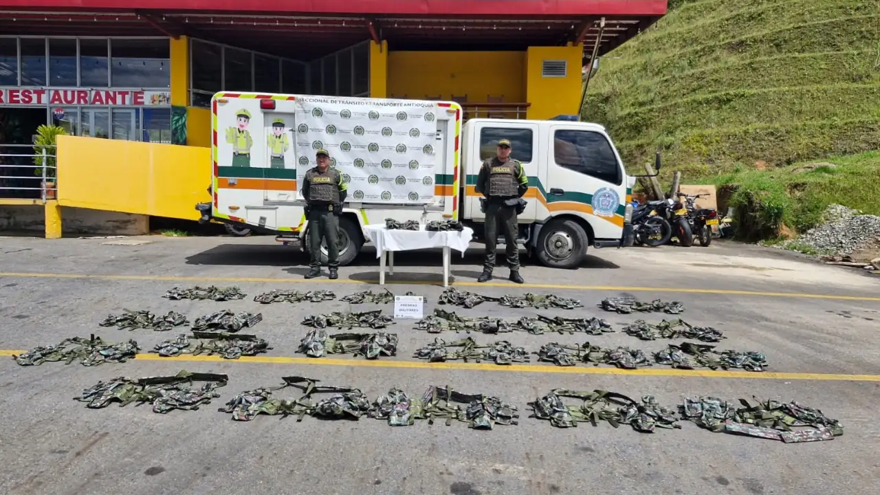 Camión transportaba 50 chalecos de uso militar sin documentación en la autopista Medellín–Bogotá