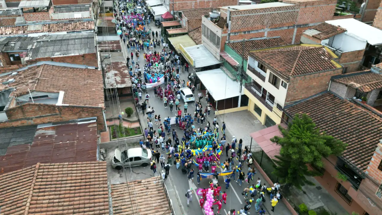 Con desfile deportivo, Bello arrancó la fase municipal del Torneo Baby Fútbol 2025
