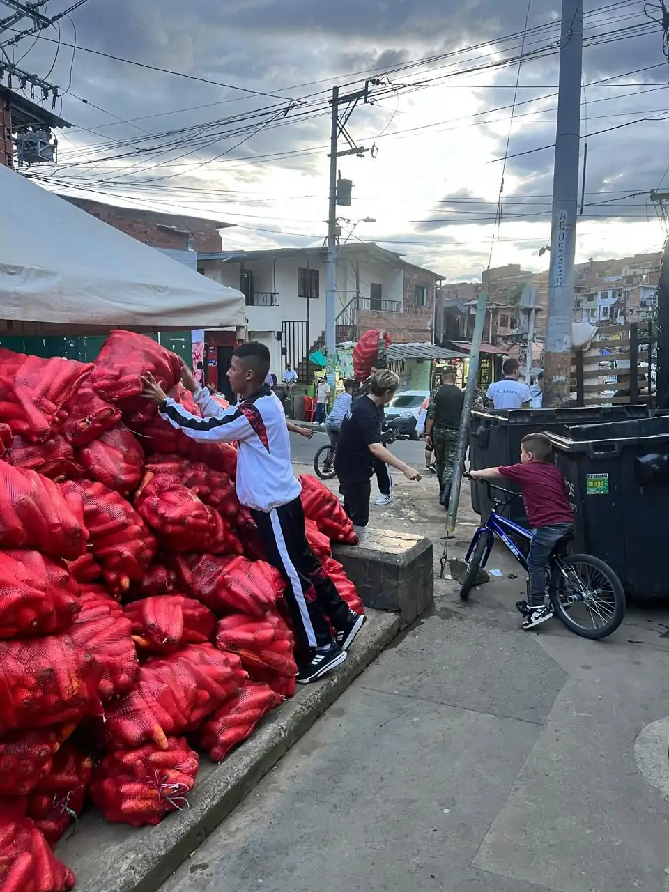Ejército entregó toneladas de alimentos a familias afectadas por deslizamiento en Villatina 1 Ejército entregó toneladas de alimentos a familias afectadas por deslizamiento en Villatina