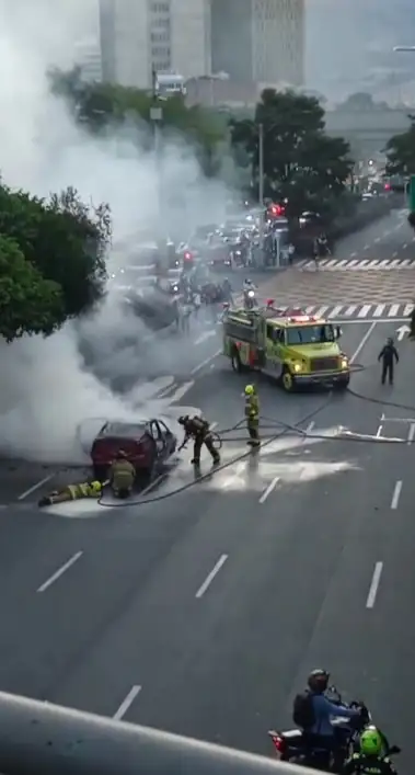 ¡Qué pesar! Fuego consumió vehículo en Medellín y generó congestión vehicular