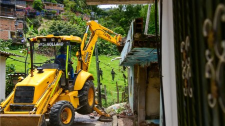 Gobernación de Antioquia derriba vivienda que presuntamente sería utilizada para actividades ilegales en Cocorná