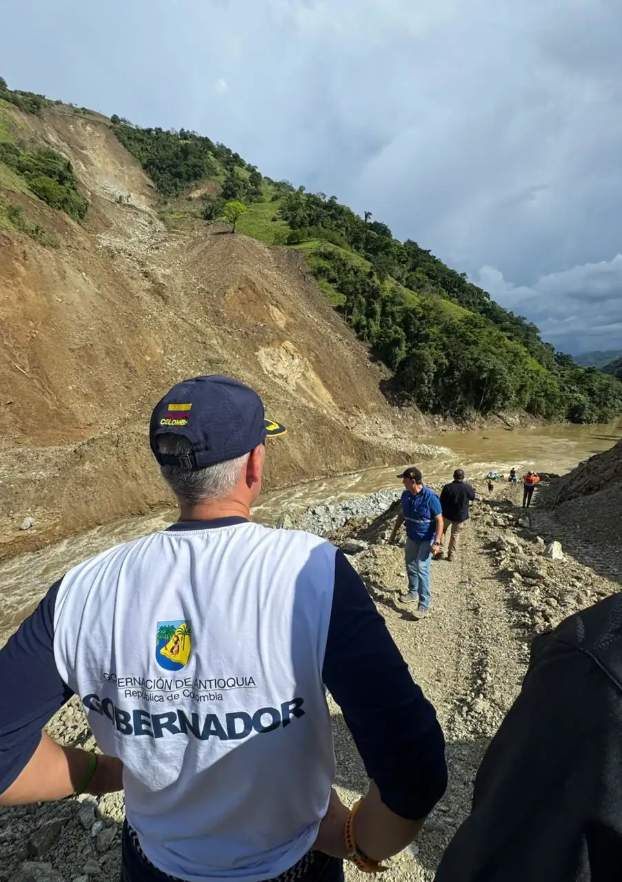 Gobernador de Antioquia inspecciona daños en la Troncal del Café y coordina medidas de emergencia