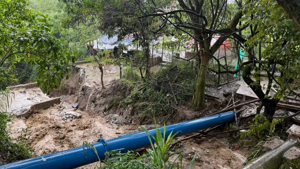 La Alcaldía responde a la emergencia en la quebrada La Aguadita en Enciso