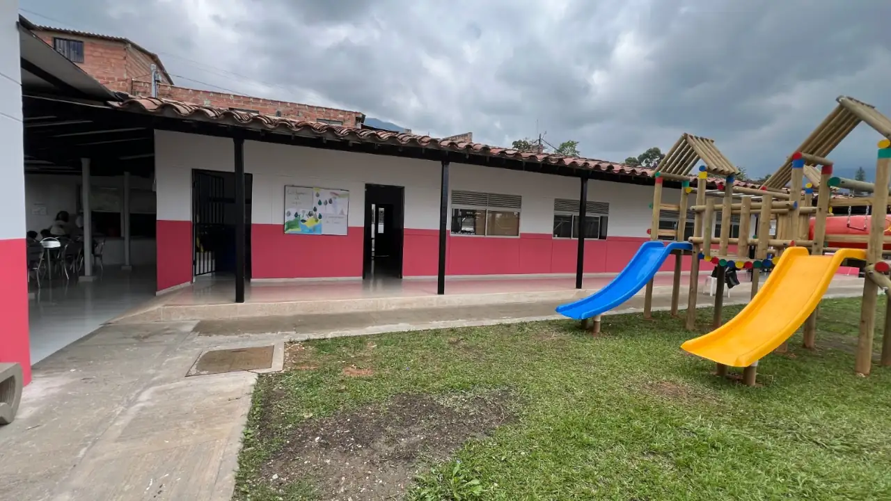 Más de 13.000 estudiantes en San Cristóbal ya cuentan con espacios educativos renovados