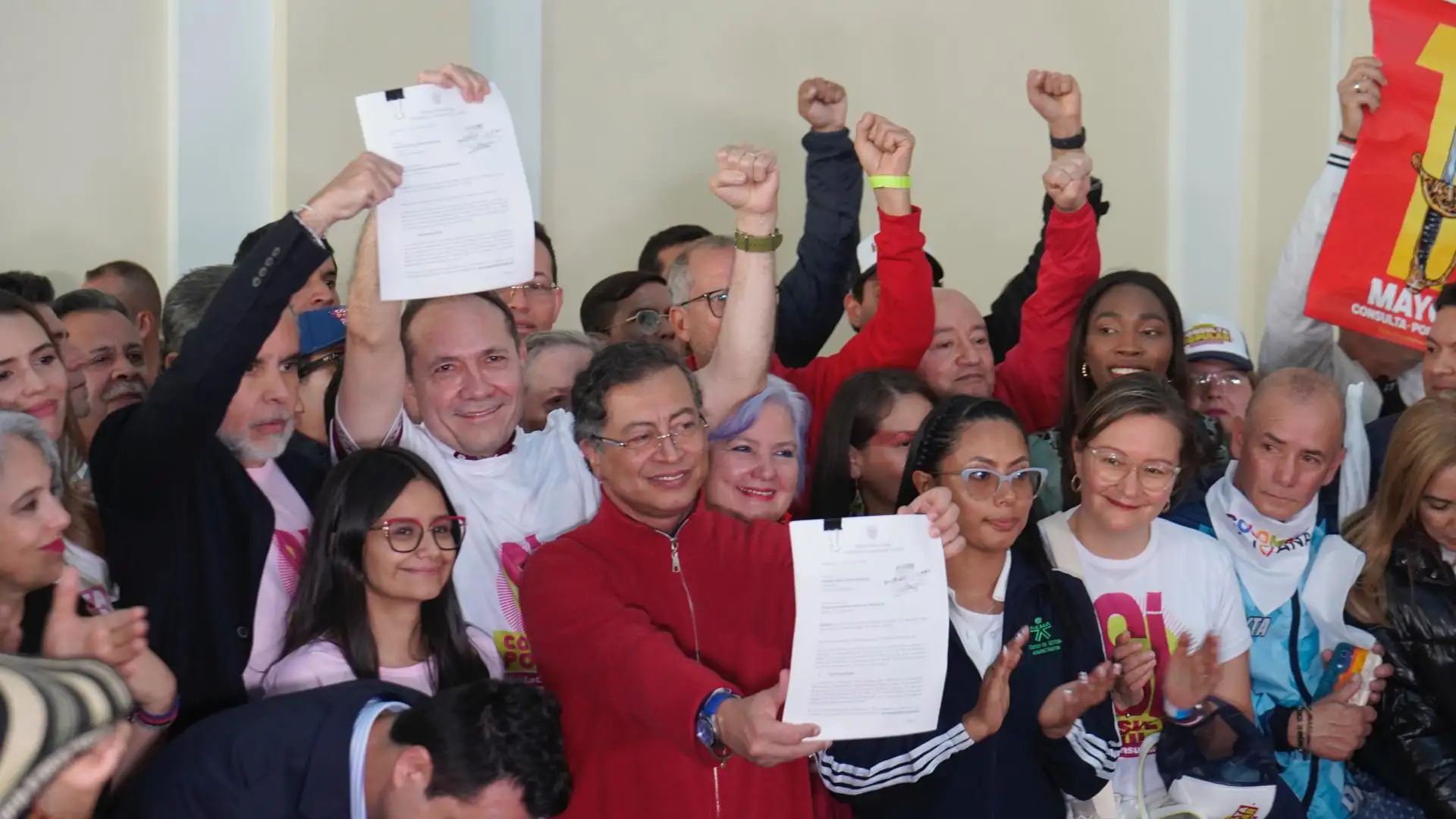 Al estilo de Chávez, Petro empuñó la espada de Bolívar y radicó la consulta popular 2 Al estilo de Chávez, Petro empuñó la espada de Bolívar y radicó la consulta popular