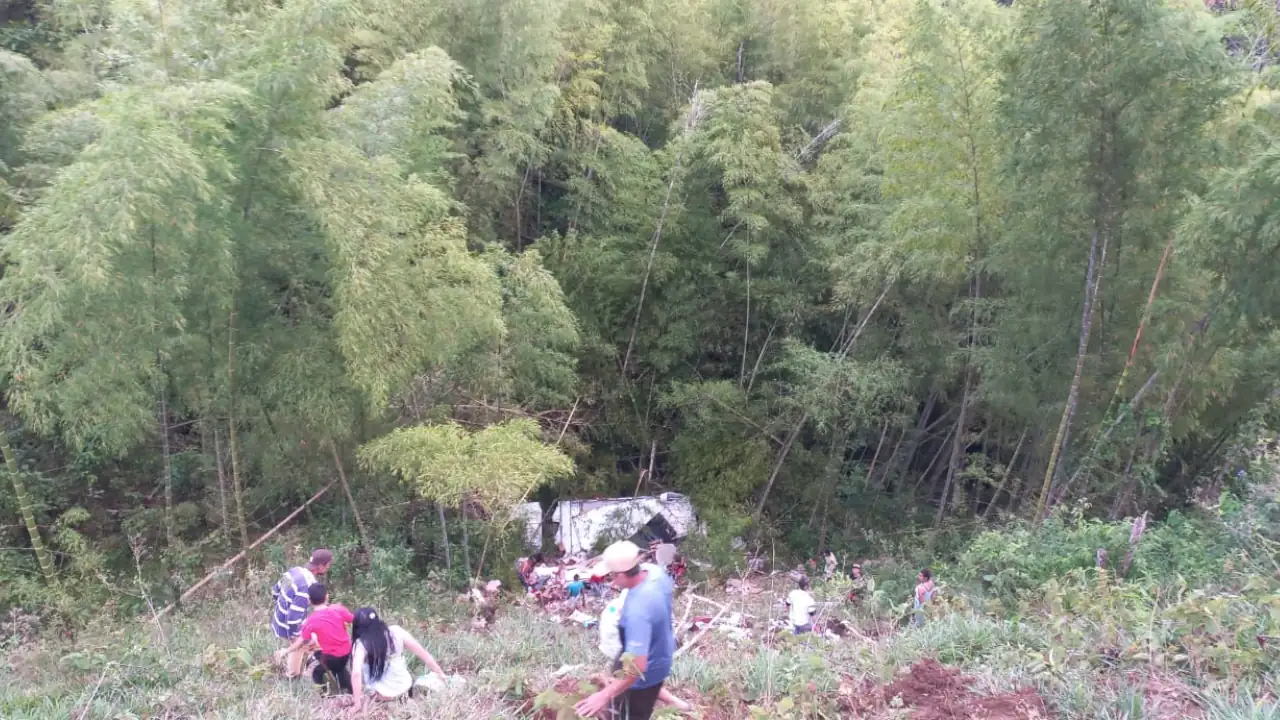 Saquearon camión que se volcó en el Suroeste de Antioquia