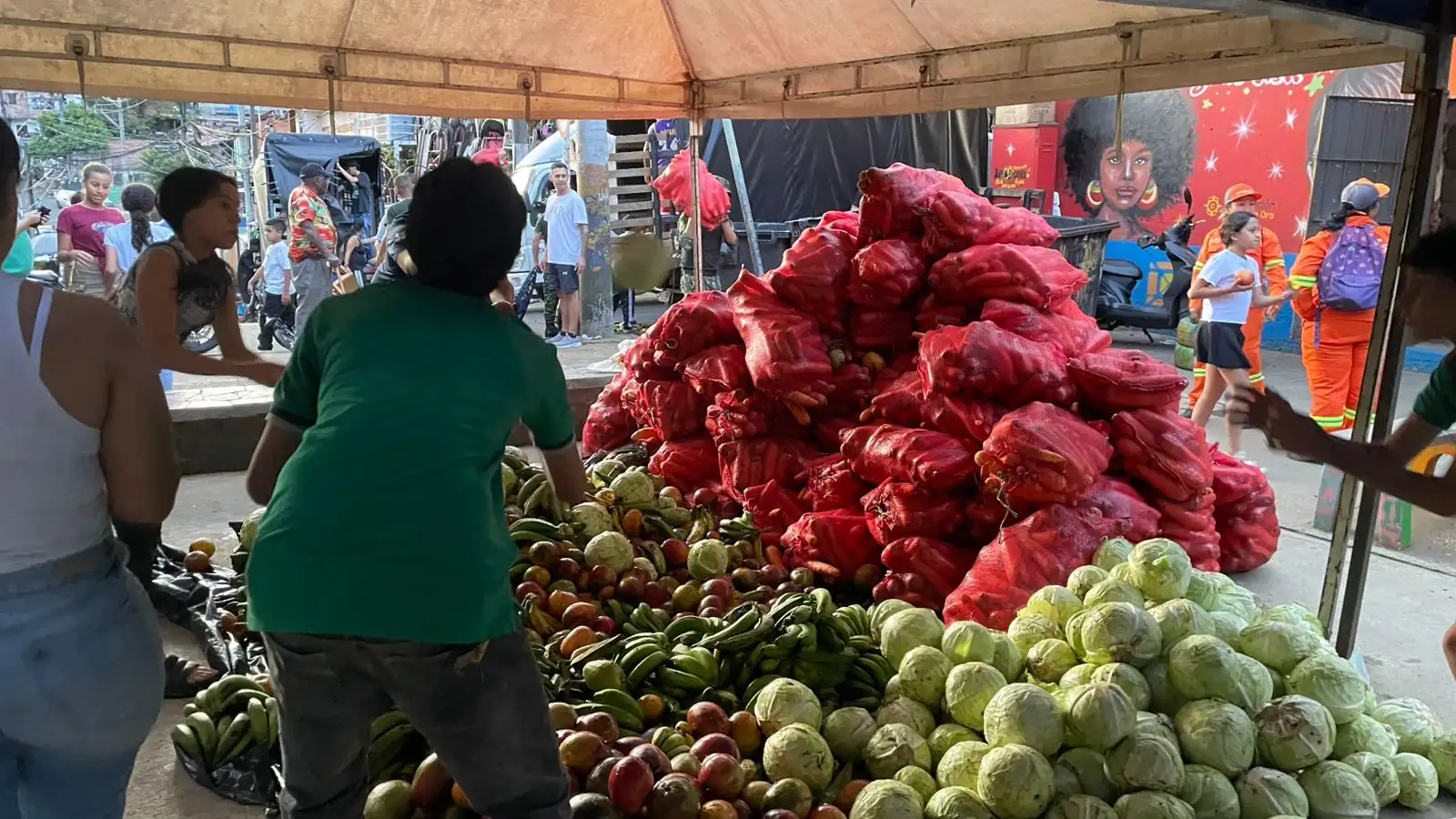Ejército entregó toneladas de alimentos a familias afectadas por deslizamiento en Villatina 2 Ejército entregó toneladas de alimentos a familias afectadas por deslizamiento en Villatina