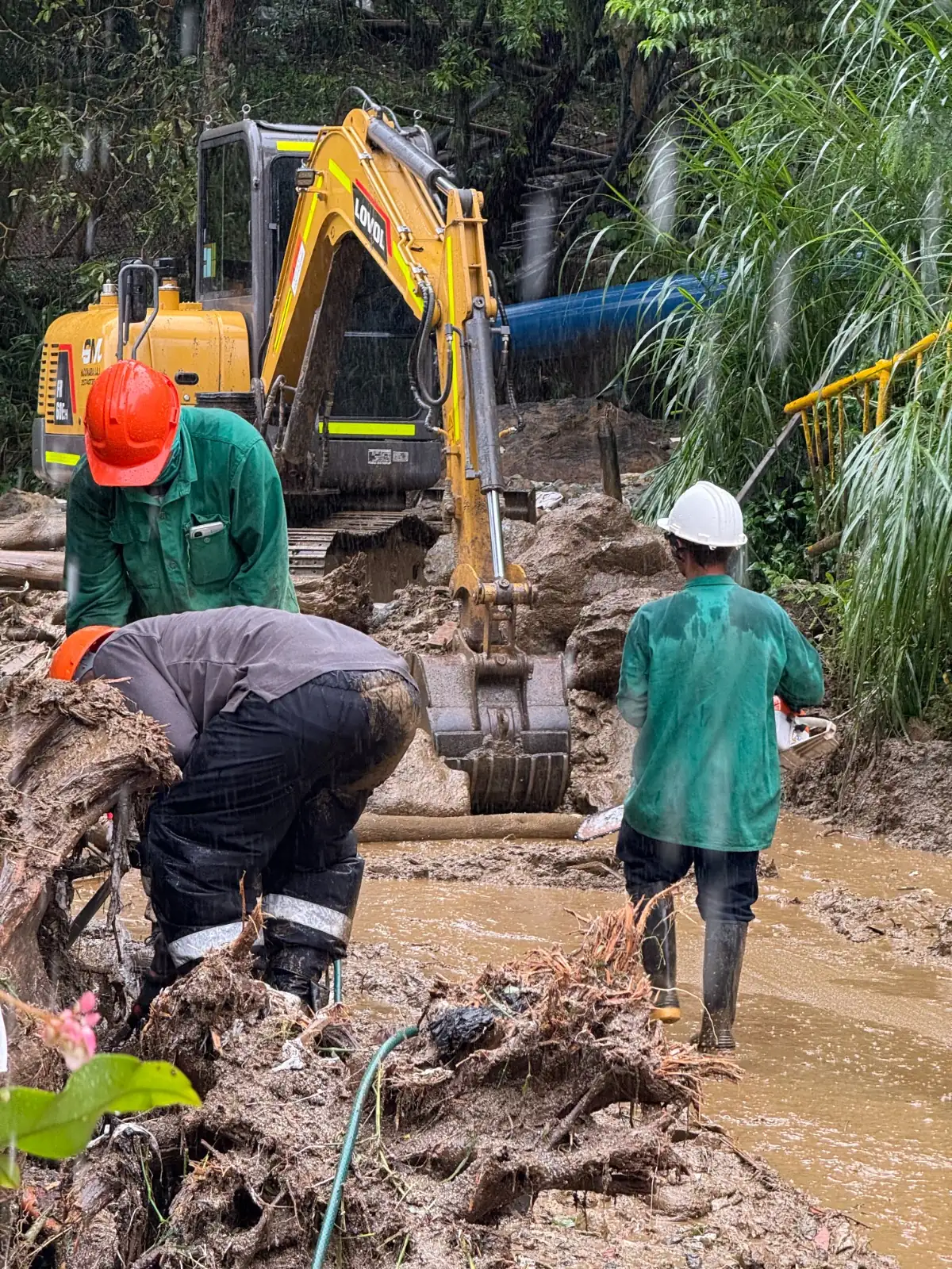 La Alcaldía responde a la emergencia en la quebrada La Aguadita en Enciso