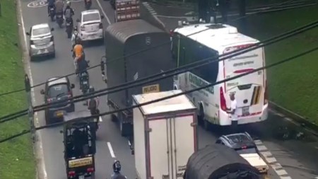 Bus varado genera congestión en la Av. Regional