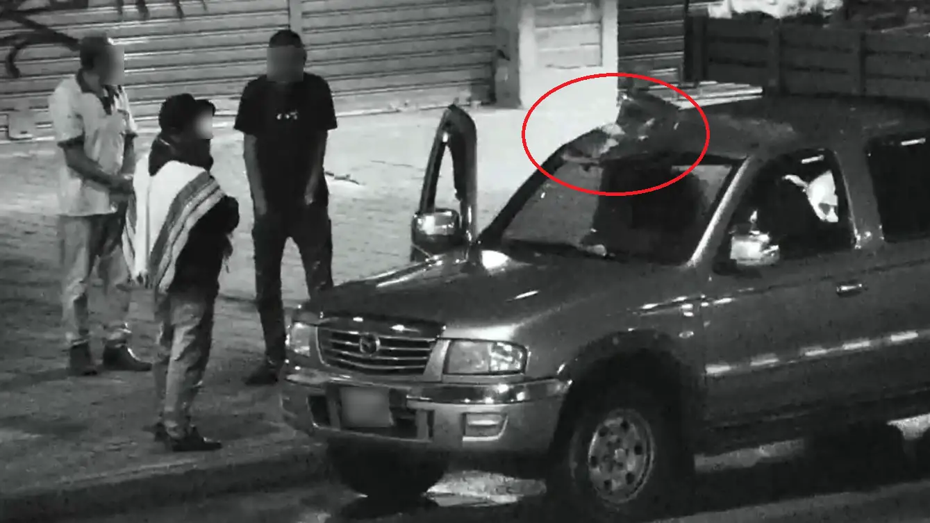 ¡Quedó grabado! Cámaras captan a hombre que lanzó piedra desde puente en Medellín