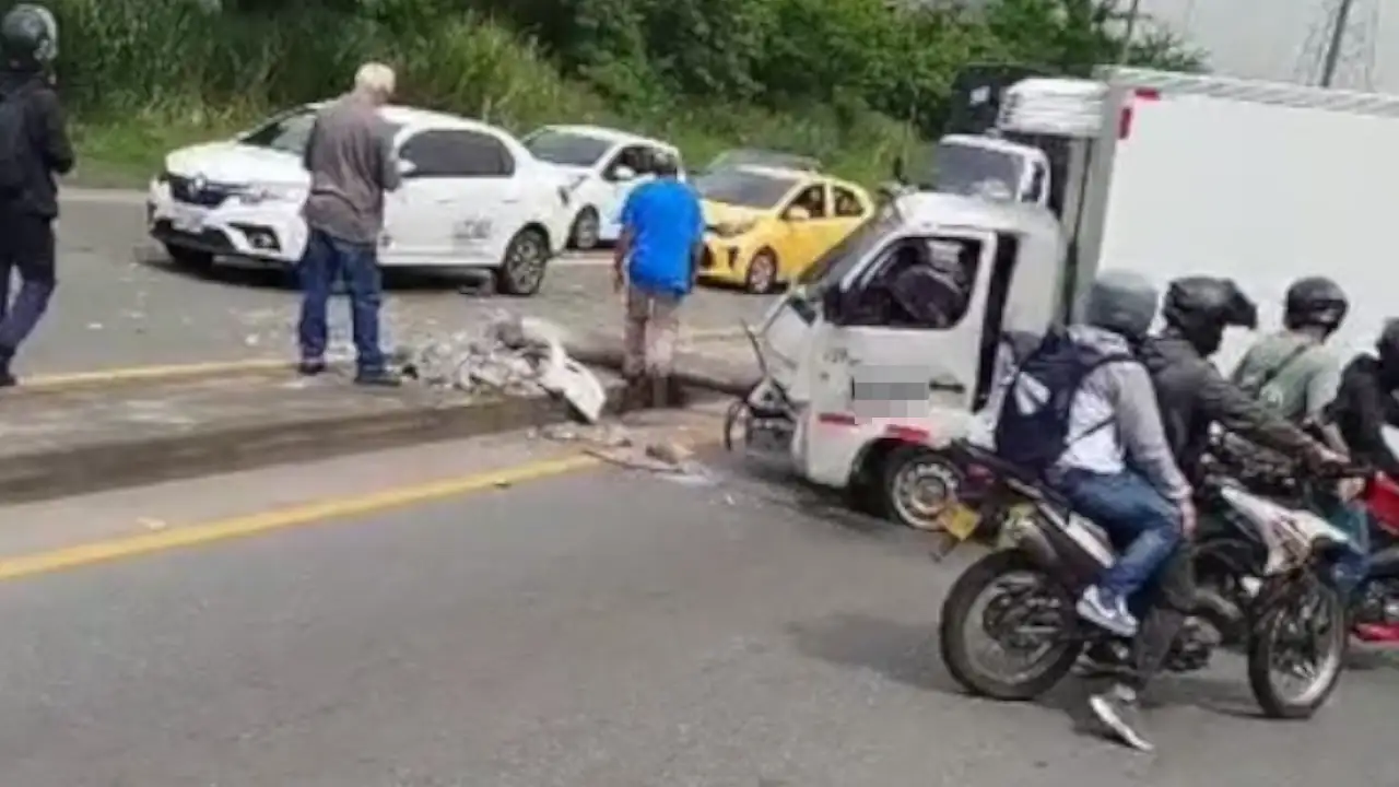 Conductor de furgón que chocó contra un poste en la Avenida Regional resultó lesionado Conductor de furgón que chocó contra un poste en la Avenida Regional resultó lesionado