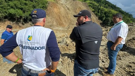 Gobernador de Antioquia inspecciona daños en la Troncal del Café y coordina medidas de emergencia