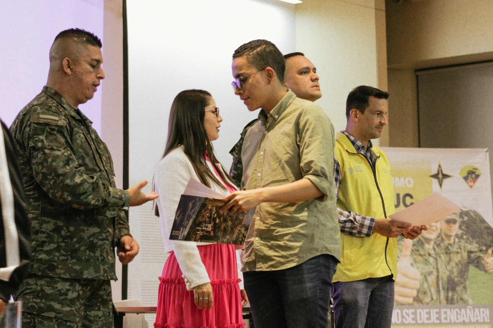 Medellín refuerza su compromiso con las víctimas del conflicto armado: más de mil libretas militares entregadas en 2024 1 Libreta militar