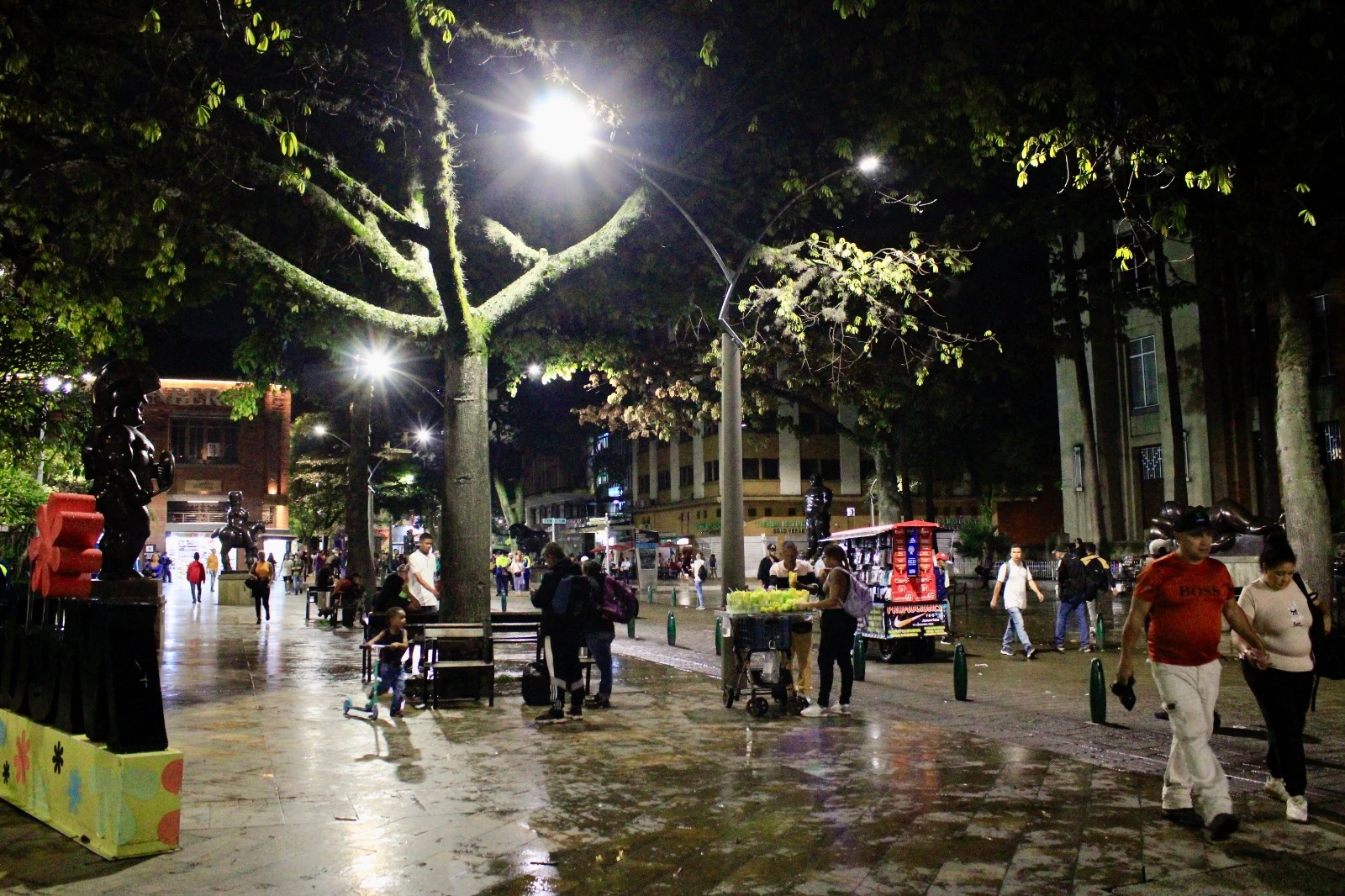 Luminaria Plaza Botero 2