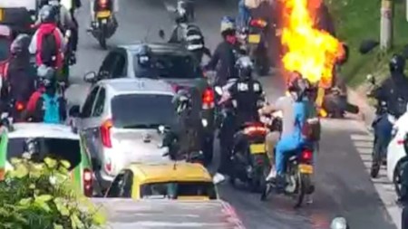 ¡Ardiendo! Motocicleta se incendió en la Autopista Sur, por la Biblioteca Piloto: hay mucho taco Moto-Incendiada