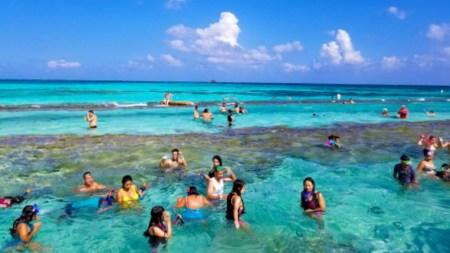 20 madres antioqueñas cumplen el sueño de conocer el mar por primera vez Madres-mar-comfenalco