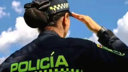 Patrullera de la Policía desarmó a sujetó que le disparó y se defendió