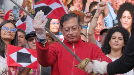Al estilo de Chávez, Petro empuñó la espada de Bolívar y radicó la consulta popular