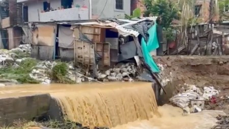 ¡683 volquetas llenas! Más de 10 mil m³ de basuras han sido retiradas de quebradas en Medellín este 2025 QUEBRADA 1