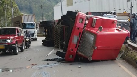 Tractocamión se volcó en la variante a Caldas y provocó reguero de aceite