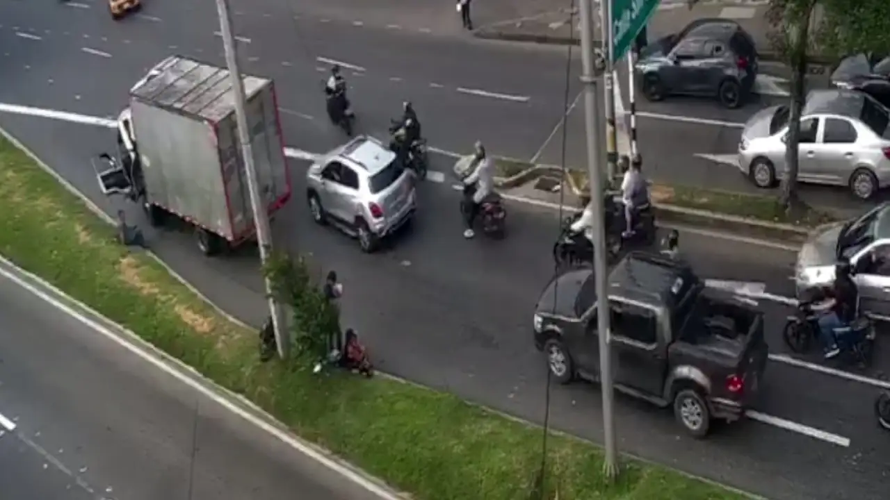 'Taco' en la Av. Regional por incidente con camión en la calzada oriental