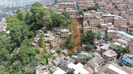 ¡Las cifras siguen aumentando! Emergencia en Villatina ha dejado 53 viviendas afectadas, tres de ellas en colapso total Villatina emergencia