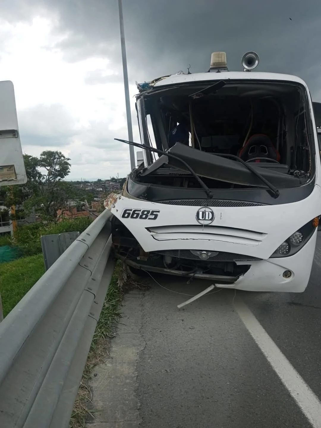 Siete estudiantes, dos profes y un administrativo: ellos son los fallecidos en el trágico accidente de bus en Calarcá 3 bus accidente 1