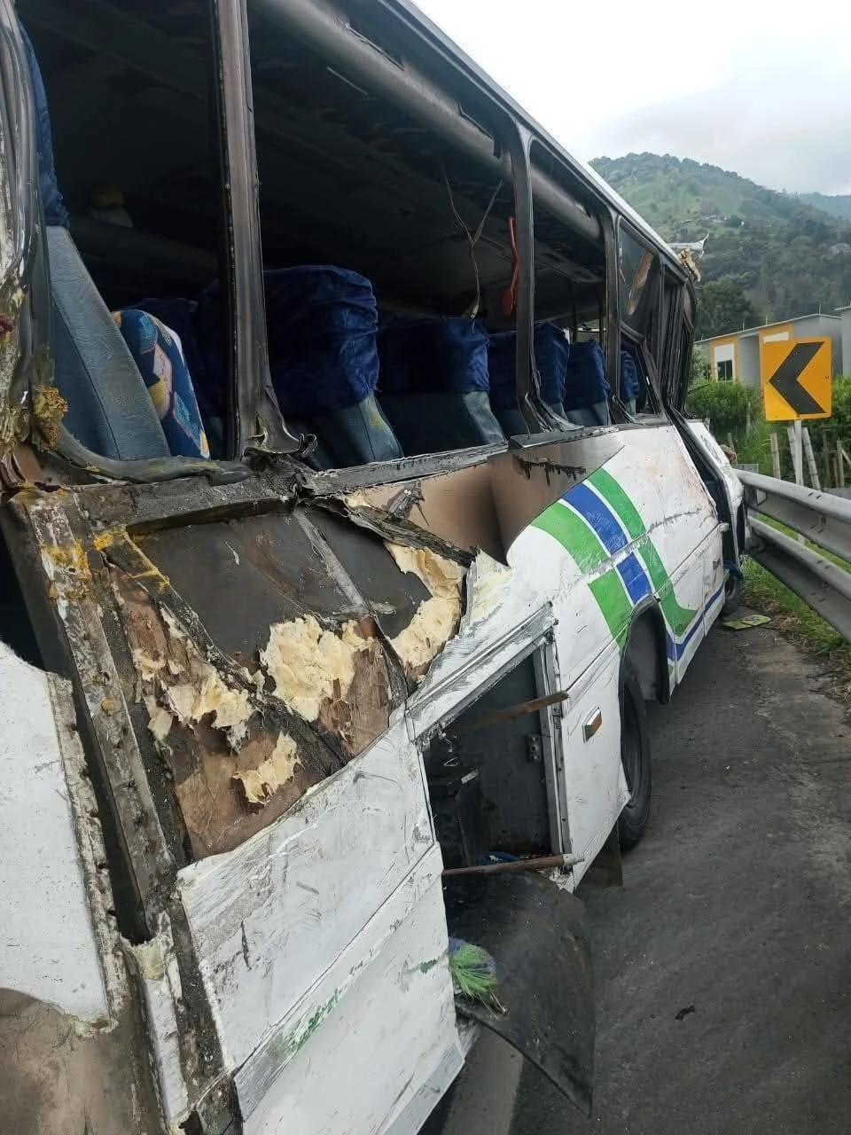 Siete estudiantes, dos profes y un administrativo: ellos son los fallecidos en el trágico accidente de bus en Calarcá 2 bus-accidente