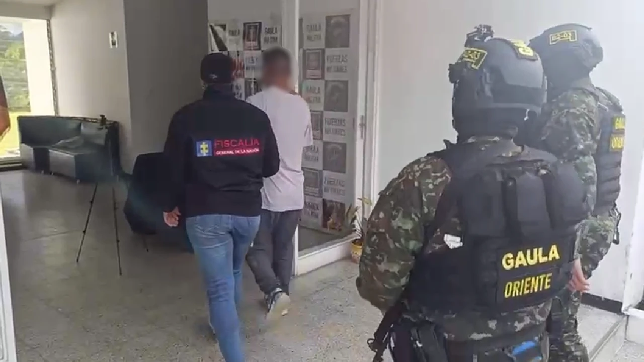 Capturan a hombre que coordinada con presos de cárceles las extorsiones a los habitantes de Guarne 2 captura-extorsionista-guarne-se-ayudaba-de-presos-intimidar-victimas2