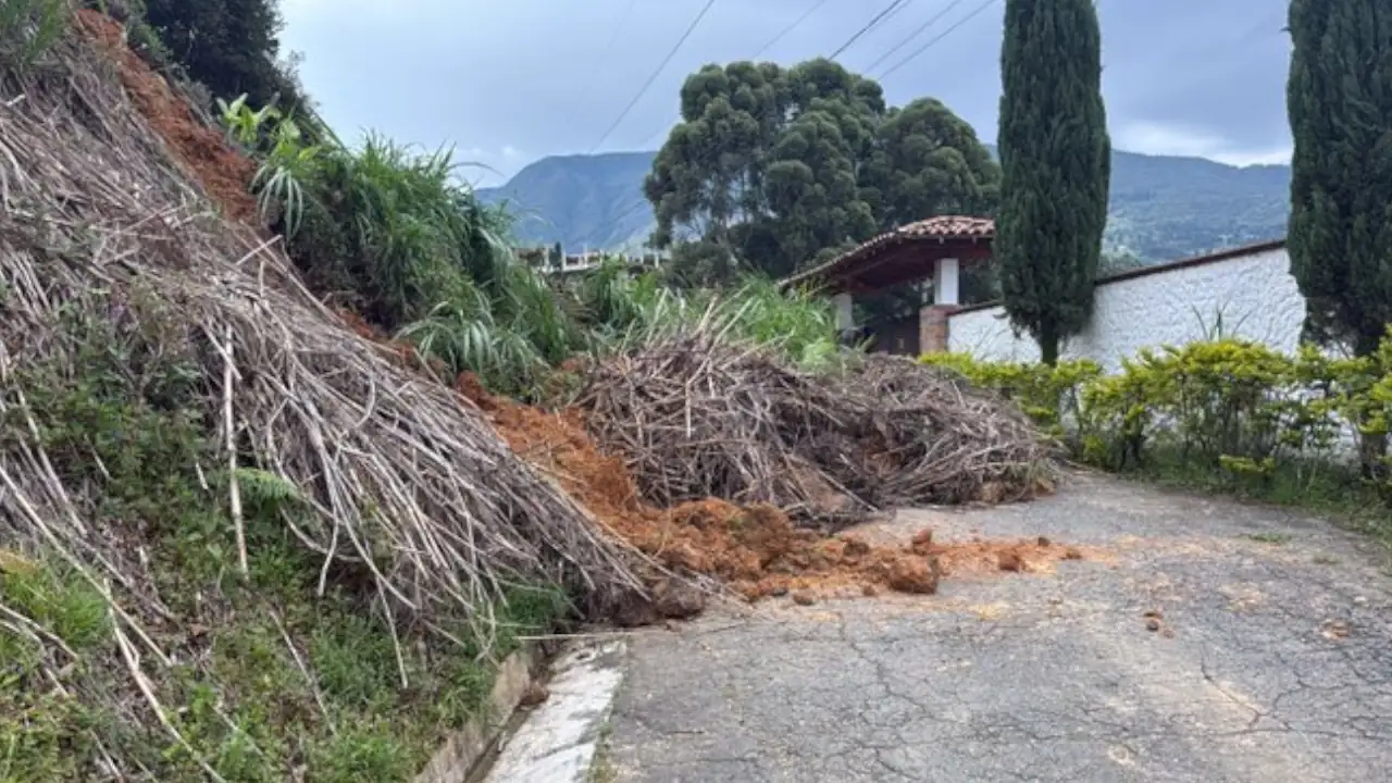 Alerta en San Cristóbal: cierre de vía por deslizamiento de tierra