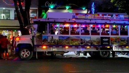 ‘Chivas’ más seguras: conductores de estos vehículos en Medellín recibirán formación para prevenir accidentes conductores-chivas-medellin-se-capacitan-seguridad-vial1