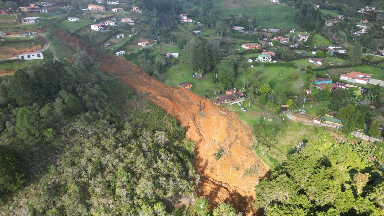 continua-atencion-emergencias-guarne-debido-lluvias-deslizamientos2