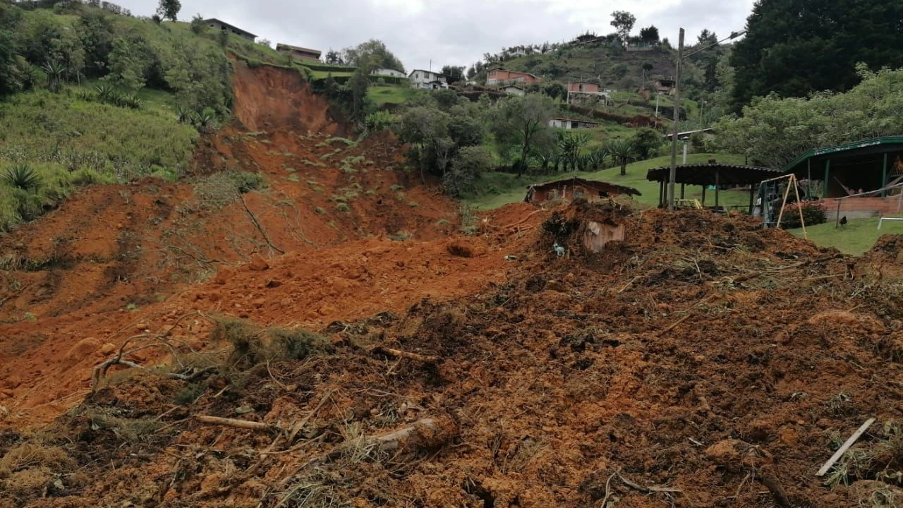 continua-atencion-emergencias-guarne-debido-lluvias-deslizamientos3