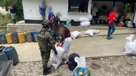 ejercito-ayuda-retorno-familias-desplazadas-enfrentamientos-valdivia