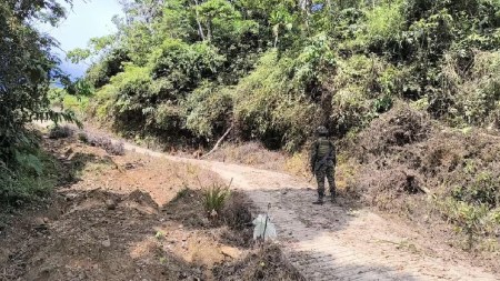 ejercito-ayuda-retorno-familias-desplazadas-enfrentamientos-valdivia2