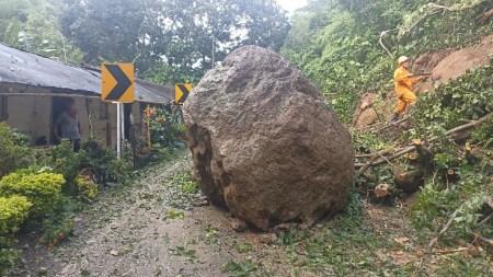 estado-vias-antioquia-deslizamientos-causa-lluvias-roca-gigante2
