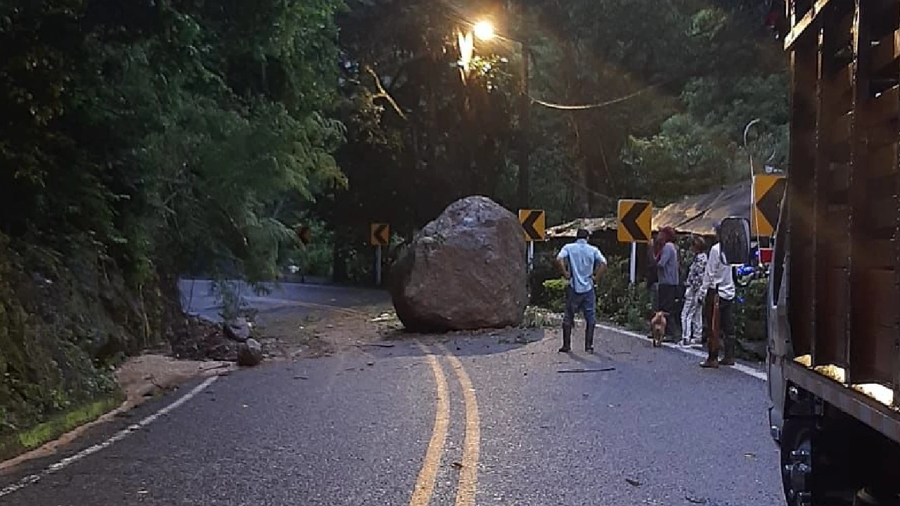 estado-vias-antioquia-deslizamientos-causa-lluvias-roca-gigante4