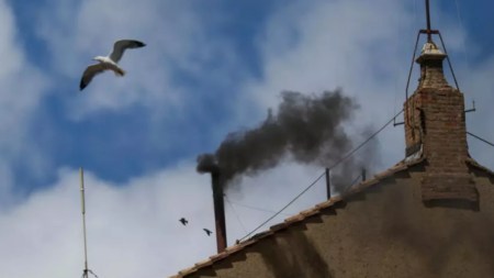 Segundo humo negro en el Vaticano. Aún no hay papa elegido